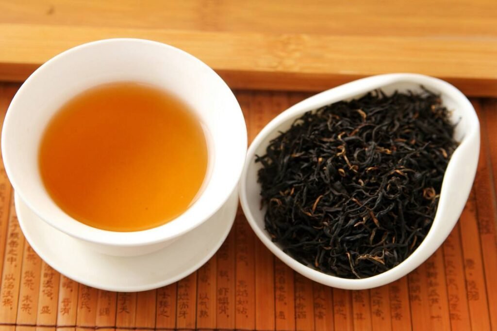 hong-cha-brew-in-porcelain-gaiwan.jpg - A TEA STORY Chinese red tea liquor in a white porcelain gaiwan showing bright reddish infusion